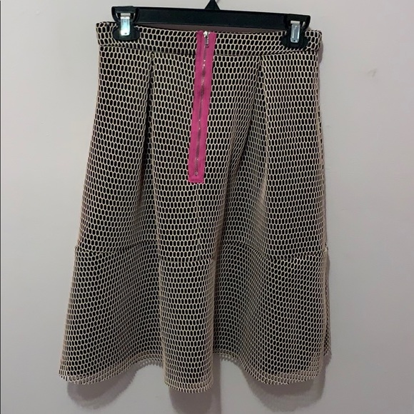 Light pink net like skirt wi hot pink zipper small - Picture 2 of 2